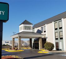 Quality Inn and Suites Lexington South Exterior