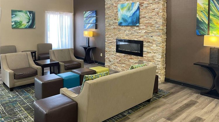Quality Inn and Suites Lexington South Lobby