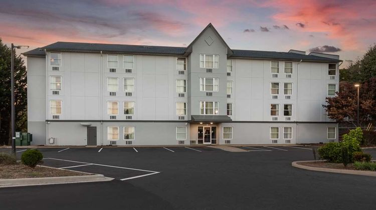 Rodeway Inn & Suites at Biltmore Square Exterior