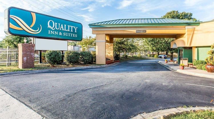 Quality Inn & Suites Greensboro Exterior