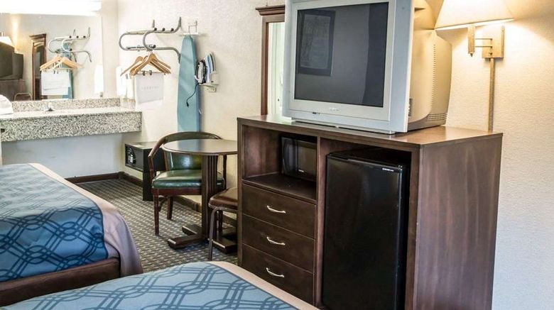 <b>Rodeway Inn & Suites Wilmington Room</b>. Images powered by <a href="https://iceportal.shijigroup.com/" title="IcePortal" target="_blank">IcePortal</a>.
