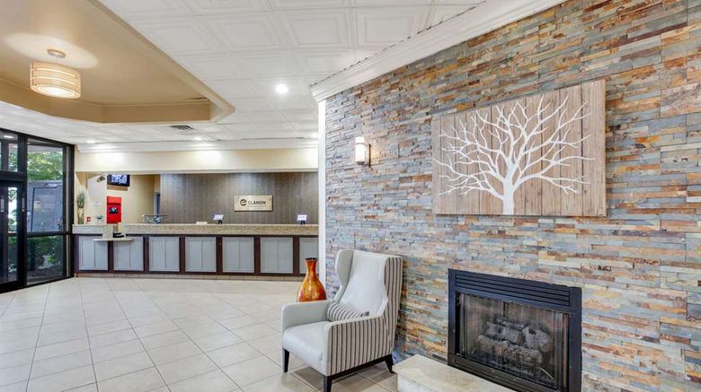 <b>Clarion Inn Airport Lobby</b>. Images powered by <a href="https://iceportal.shijigroup.com/" title="IcePortal" target="_blank">IcePortal</a>.