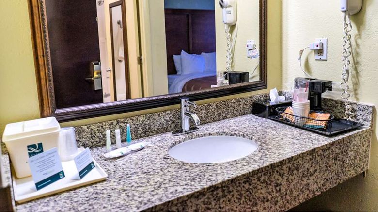 <b>Quality Inn Room</b>. Images powered by <a href="https://iceportal.shijigroup.com/" title="IcePortal" target="_blank">IcePortal</a>.