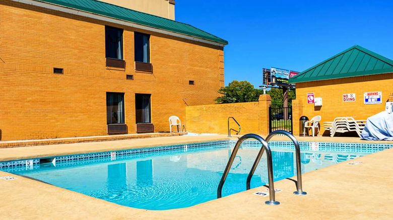 <b>Quality Inn Pool</b>. Images powered by <a href="https://iceportal.shijigroup.com/" title="IcePortal" target="_blank">IcePortal</a>.