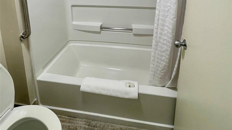 Quality Inn & Suites Clemmons I-40 Room