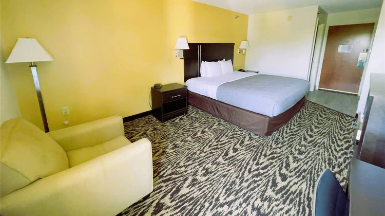 Quality Inn & Suites Clemmons I-40 Room