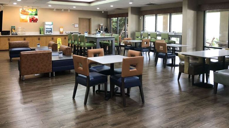 <b>Quality Inn & Suites University Restaurant</b>. Images powered by <a href="https://iceportal.shijigroup.com/" title="IcePortal" target="_blank">IcePortal</a>.
