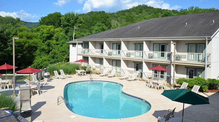 Quality Inn Cherokee Riverside Pool