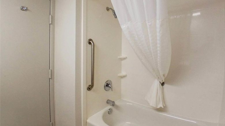 <b>Comfort Inn Marion Room</b>. Images powered by <a href="https://iceportal.shijigroup.com/" title="IcePortal" target="_blank">IcePortal</a>.