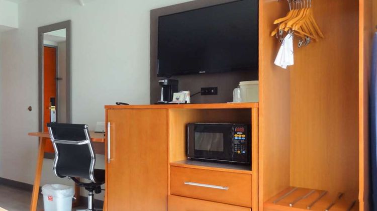 Quality Inn and Suites Raleigh North Room