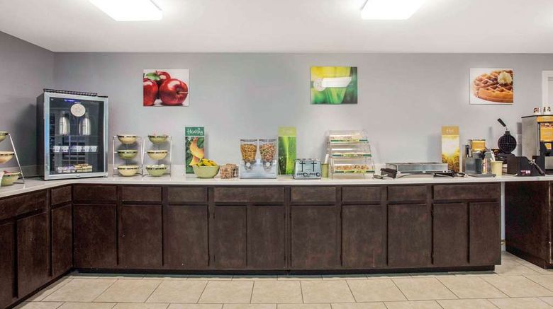 <b>Quality Inn & Suites Charlotte Restaurant</b>. Images powered by <a href="https://iceportal.shijigroup.com/" title="IcePortal" target="_blank">IcePortal</a>.