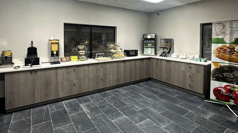 <b>Quality Suites Fargo Restaurant</b>. Images powered by <a href="https://iceportal.shijigroup.com/" title="IcePortal" target="_blank">IcePortal</a>.
