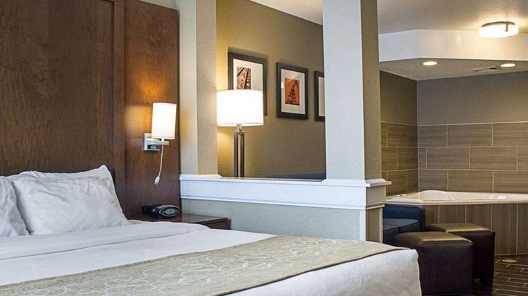 Comfort Suites Minot South Suite