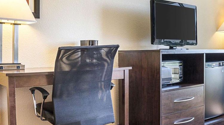 Quality Inn and Suites Minot North Room