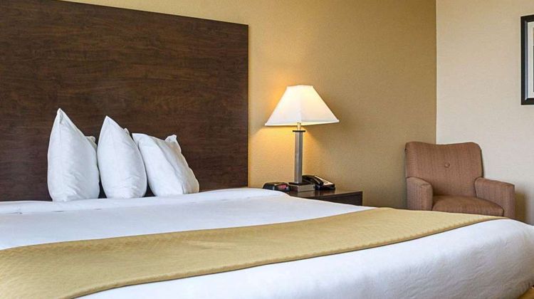 Quality Inn and Suites Minot North Room