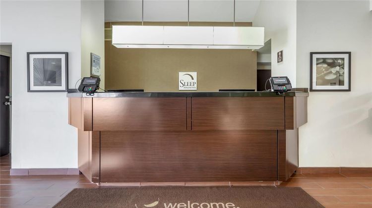 Sleep Inn & Suites Airport Lobby