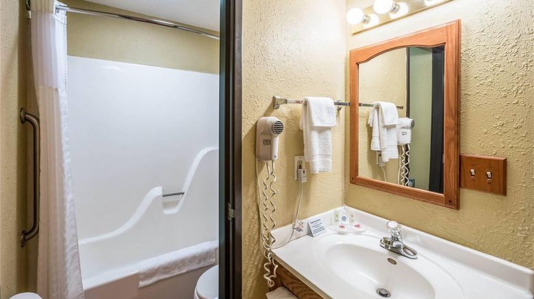 <b>Quality Inn Room</b>. Images powered by <a href="https://iceportal.shijigroup.com/" title="IcePortal" target="_blank">IcePortal</a>.