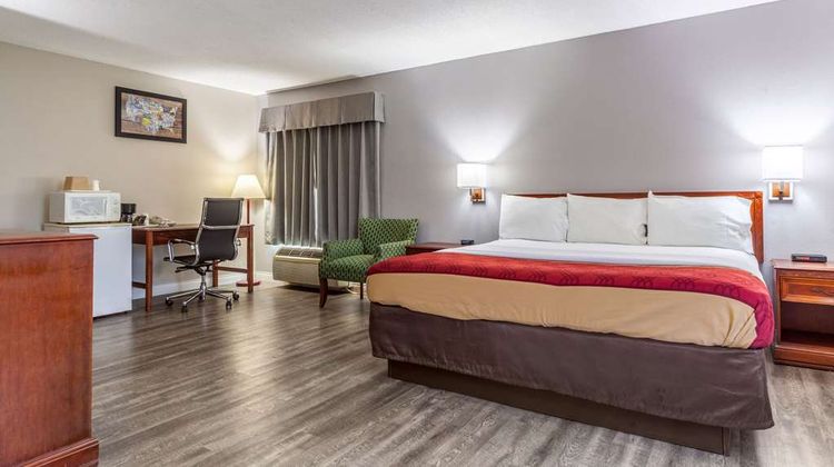 Econo Lodge Suite