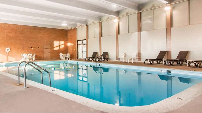 <b>Comfort Inn & Suites Pool</b>. Images powered by <a href="https://iceportal.shijigroup.com/" title="IcePortal" target="_blank">IcePortal</a>.