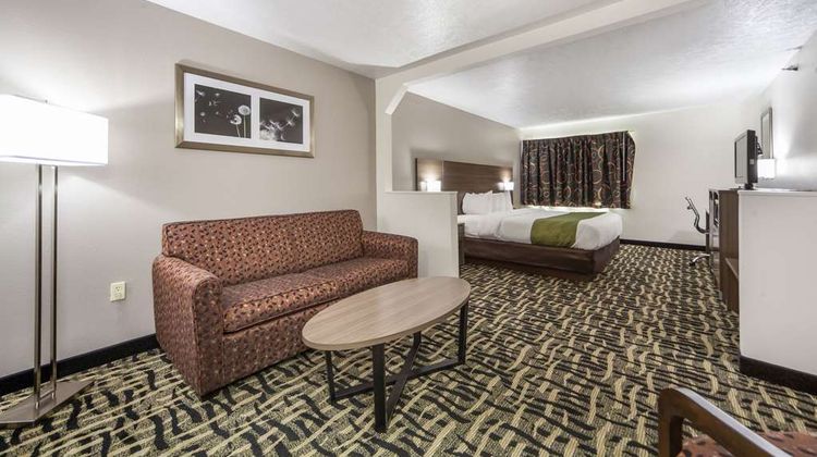 Quality Inn and Suites Omaha Chalco Suite