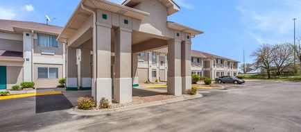 Quality Inn and Suites Omaha Chalco Exterior