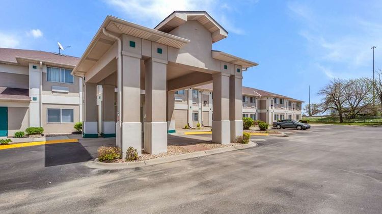 Quality Inn and Suites Omaha Chalco Exterior