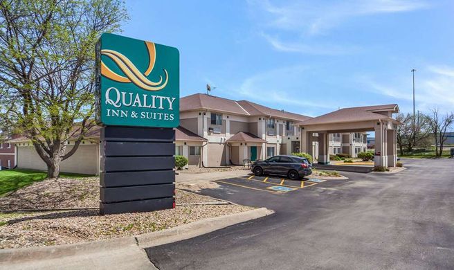 Quality Inn and Suites Omaha Chalco Exterior
