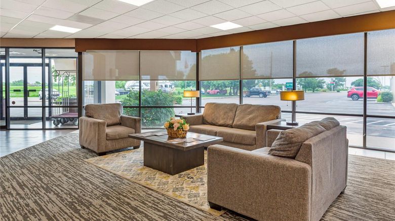 <b>Quality Inn & Conference Center Lobby</b>. Images powered by <a href="https://iceportal.shijigroup.com/" title="IcePortal" target="_blank">IcePortal</a>.