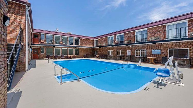 Quality Inn & Suites Pool