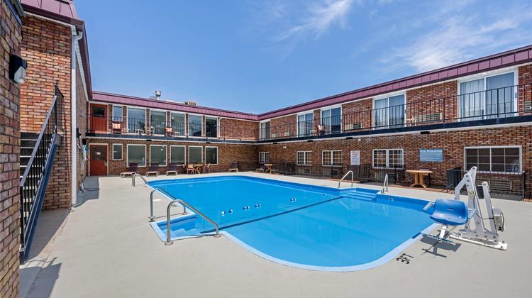 Quality Inn And Suites Lincoln South Pool