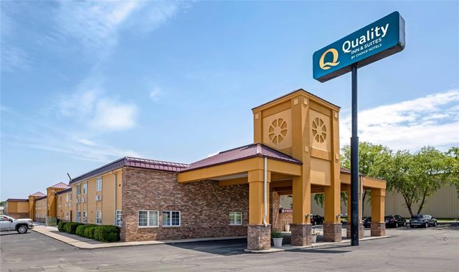 Quality Inn And Suites Lincoln South Exterior