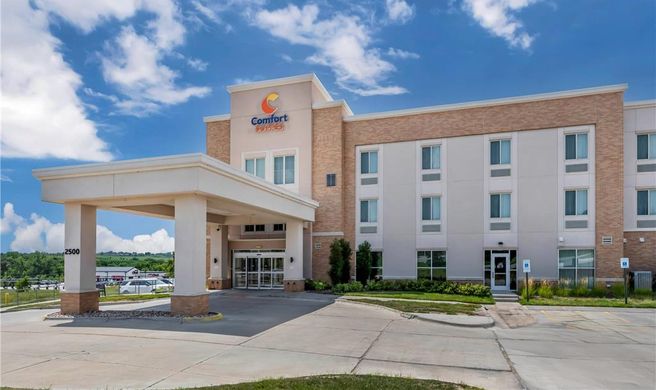Comfort Suites West Omaha Exterior