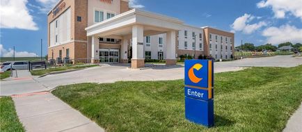 Comfort Suites West Omaha Exterior