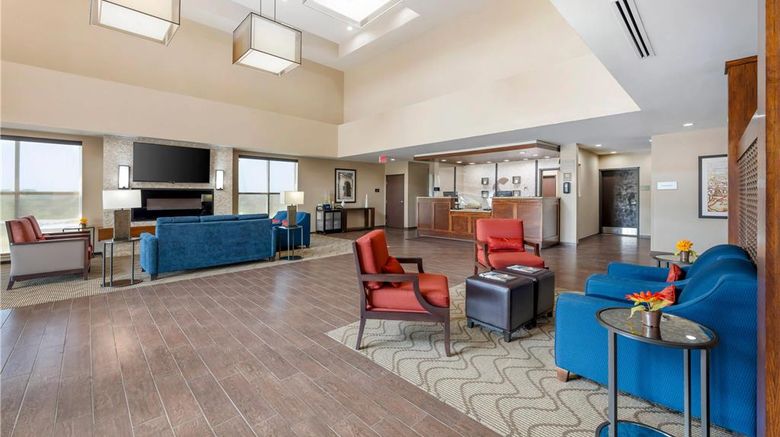 <b>Comfort Suites West Omaha Lobby</b>. Images powered by <a href="https://iceportal.shijigroup.com/" title="IcePortal" target="_blank">IcePortal</a>.