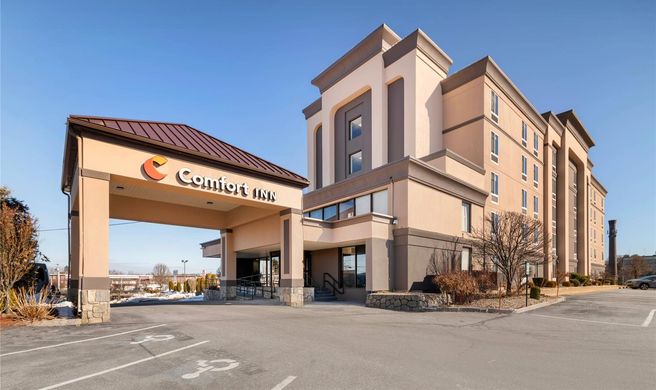 Comfort Inn Manchester Airport Exterior