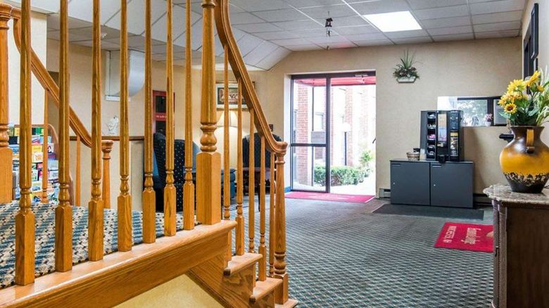 <b>Econo Lodge Manchester Lobby</b>. Images powered by <a href="https://iceportal.shijigroup.com/" title="IcePortal" target="_blank">IcePortal</a>.