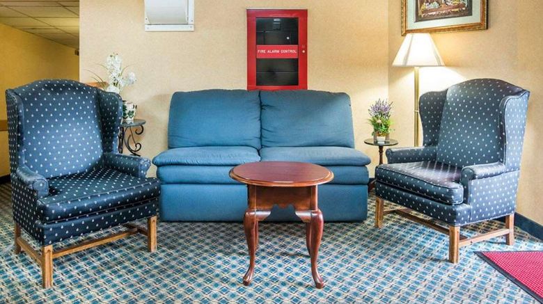 <b>Econo Lodge Manchester Lobby</b>. Images powered by <a href="https://iceportal.shijigroup.com/" title="IcePortal" target="_blank">IcePortal</a>.