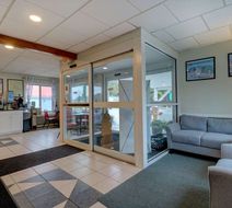 Quality Inn and Suites Lincoln I-93 Lobby