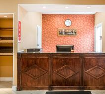 Econo Lodge Lakes Region Lobby