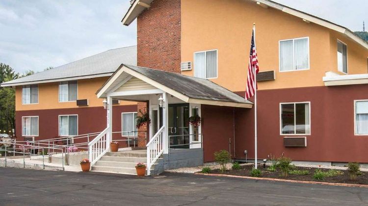 Econo Lodge Lakes Region Exterior