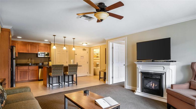 <b>Bluegreen Vacations South Mountain Room</b>. Images powered by <a href="https://iceportal.shijigroup.com/" title="IcePortal" target="_blank">IcePortal</a>.