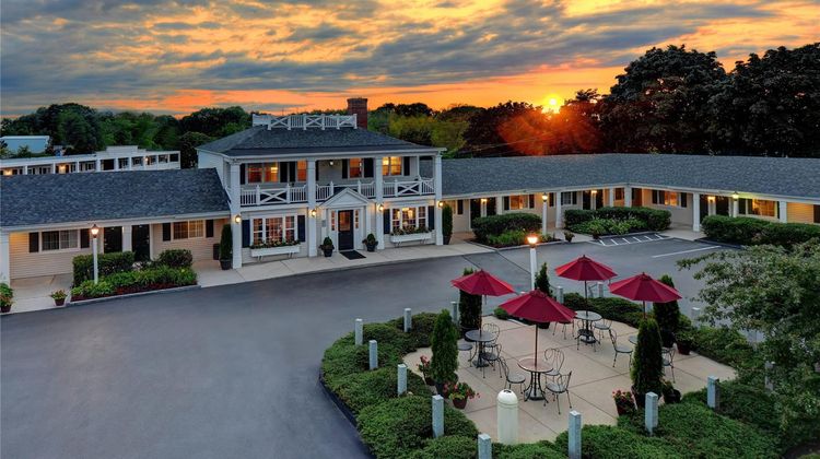 Port Inn & Suites, Ascend Collection Exterior