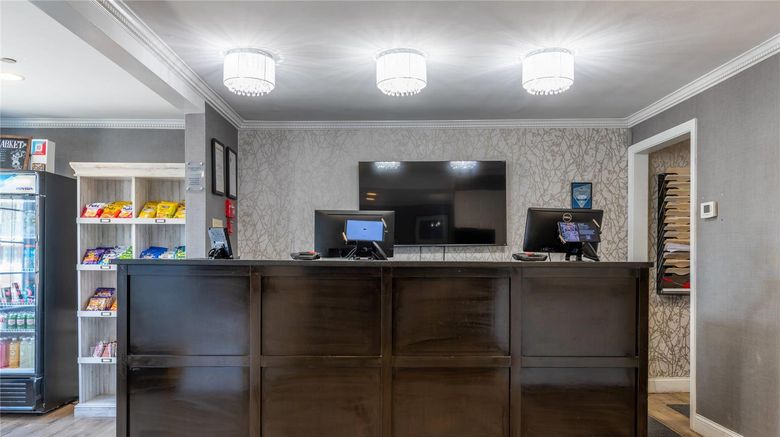 <b>Port Inn & Suites, Ascend Collection Lobby</b>. Images powered by <a href="https://iceportal.shijigroup.com/" title="IcePortal" target="_blank">IcePortal</a>.