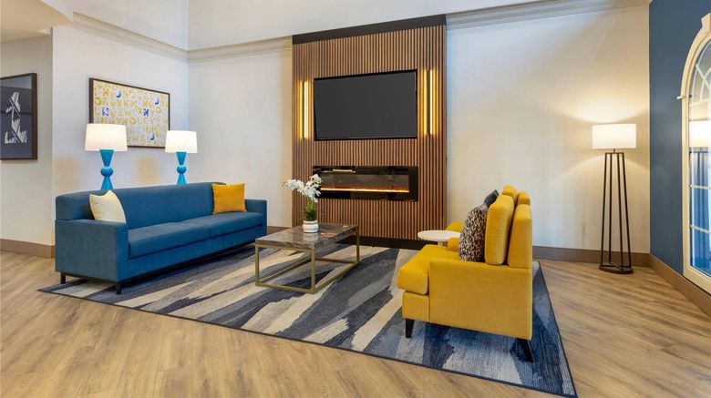 <b>Comfort Suites East Brunswick Lobby</b>. Images powered by <a href="https://iceportal.shijigroup.com/" title="IcePortal" target="_blank">IcePortal</a>.