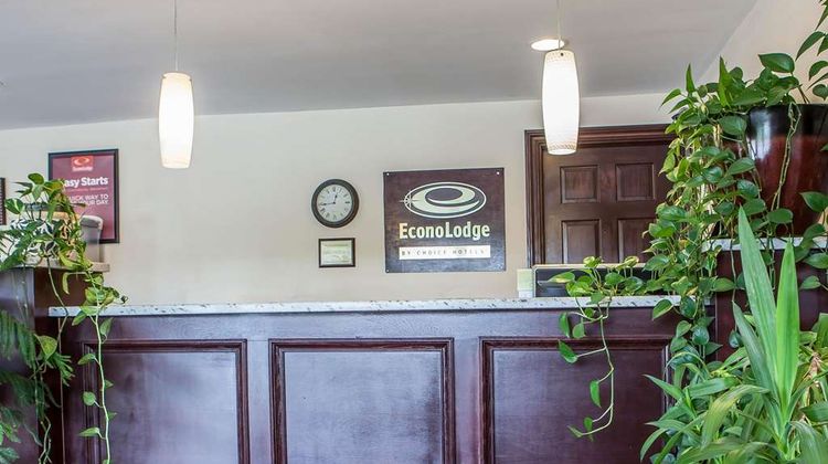 Econo Lodge Newton Lobby