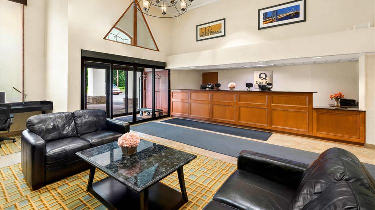 Quality Inn Edison Lobby