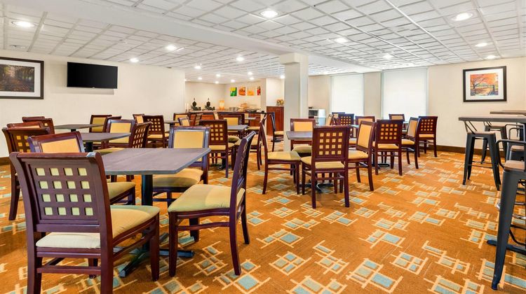 Quality Inn Edison Restaurant