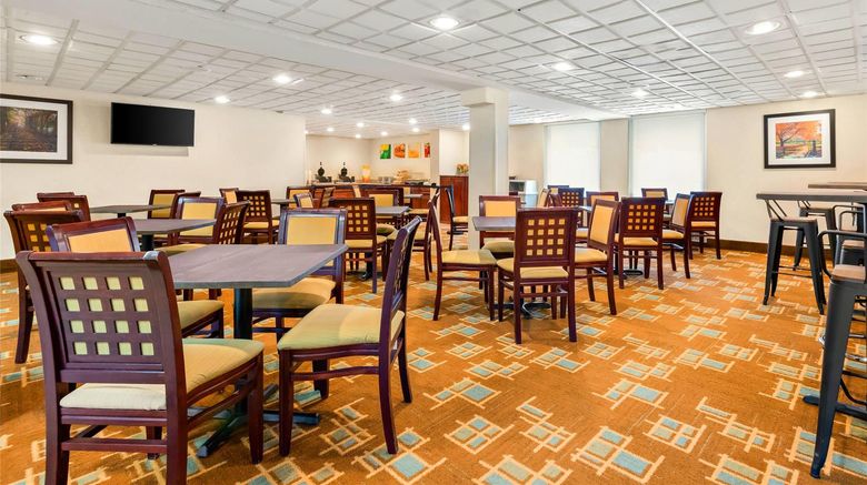 <b>Quality Inn Edison Restaurant</b>. Images powered by <a href="https://iceportal.shijigroup.com/" title="IcePortal" target="_blank">IcePortal</a>.