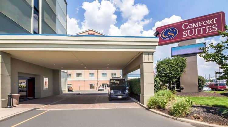 Comfort Suites at Woodbridge Exterior