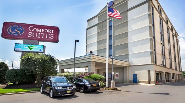 Comfort Suites at Woodbridge Exterior